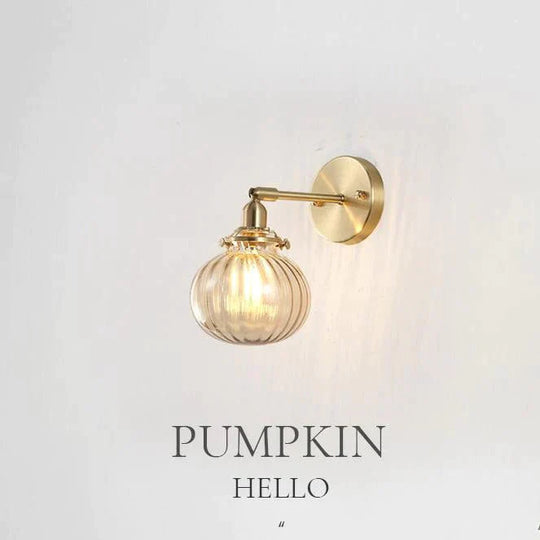 Le chevet de l'applique murale en cuivre de la chambre nordique