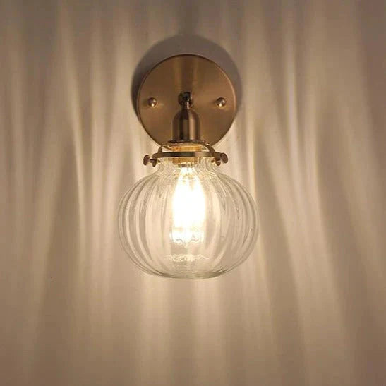 Le chevet de l'applique murale en cuivre de la chambre nordique