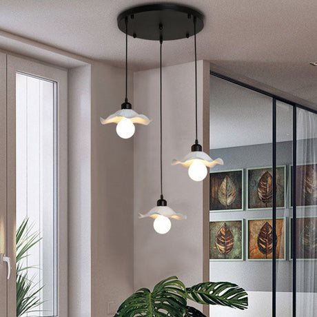 Modern 3-Head Pendant Light With Ruffled Edge In White Metallic Finish - Linear/Round Canopy
