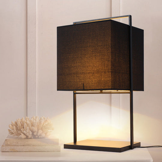 Ruby - Lampe de table de chevet moderne en tissu cube noir