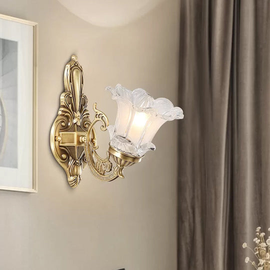 Countryside Flower Shaped Wall Lamp With Clear Ridged Glass And Brass Bulbs 1 /