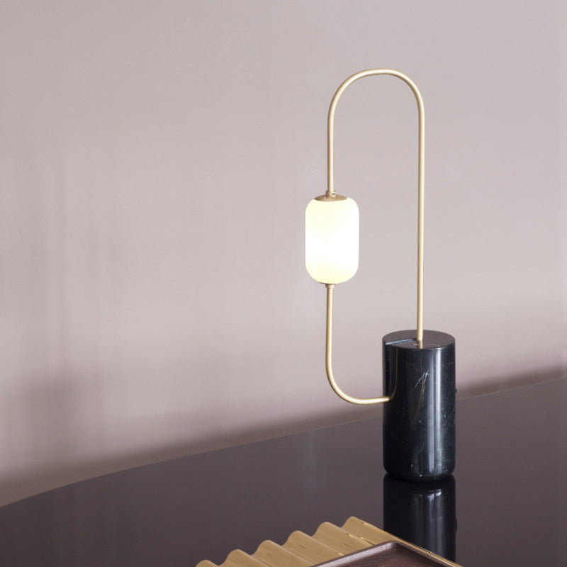Caterina - Lampe de chevet design à 1 lampe en marbre noir et laiton avec abat-jour ovale en verre laiteux
