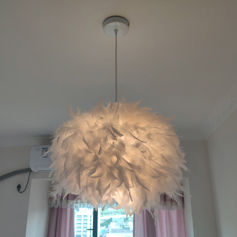 Lampe suspendue en plumes nordiques - Conception hémisphérique fabriquée à la main, ensemble d'éclairage suspendu blanc à 1 ampoule (11"/15"/19,5" W)