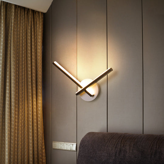 Minimalist Led Wall Sconce In Warm/White Light With Linear Acrylic Design Black/White Black / Warm