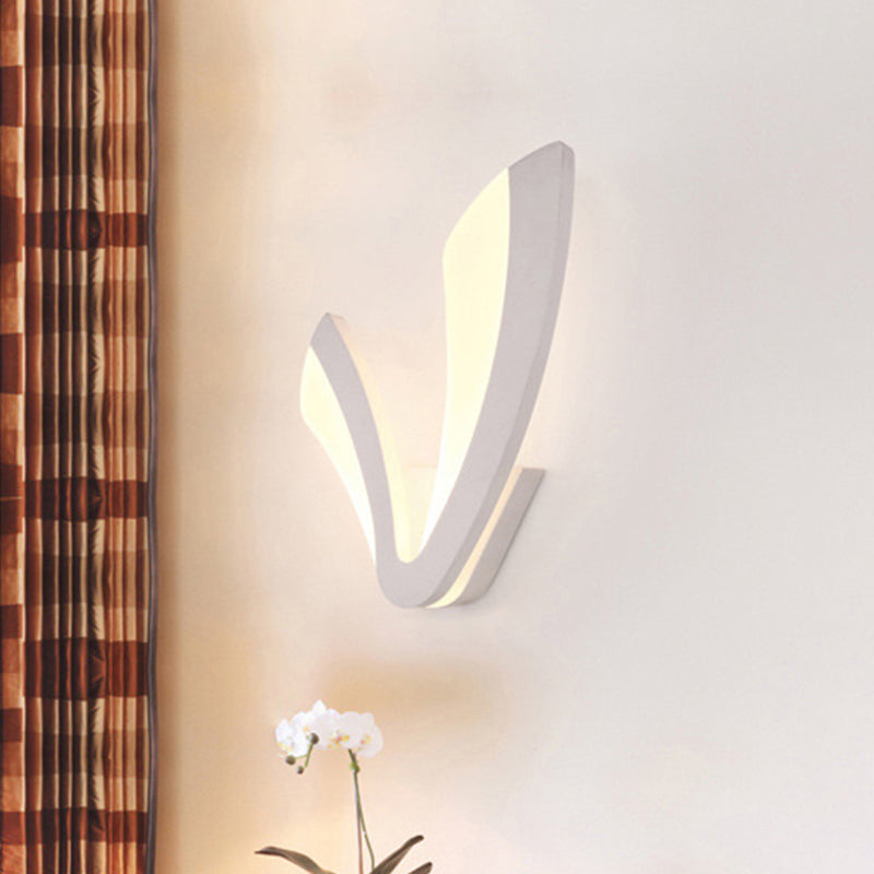 Sleek Led Wall Sconce In White - Perfect For Bedside Mounting