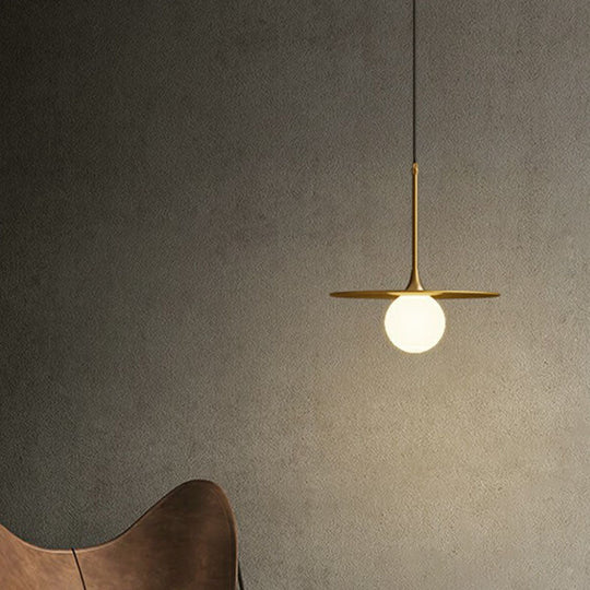 Plafonnier métallique avec abat-jour en verre blanc - Lampe suspendue simple à une seule ampoule