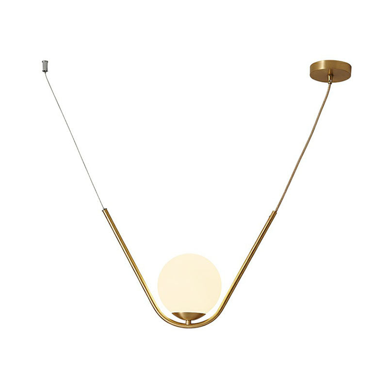 Suspension en verre blanc doré Simplicity avec design suspendu en forme de boule