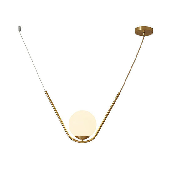 Suspension en verre blanc doré Simplicity avec design suspendu en forme de boule