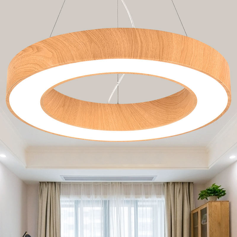 Suspension LED minimaliste pour salles de réunion : design circulaire en bois clair avec des accents métalliques