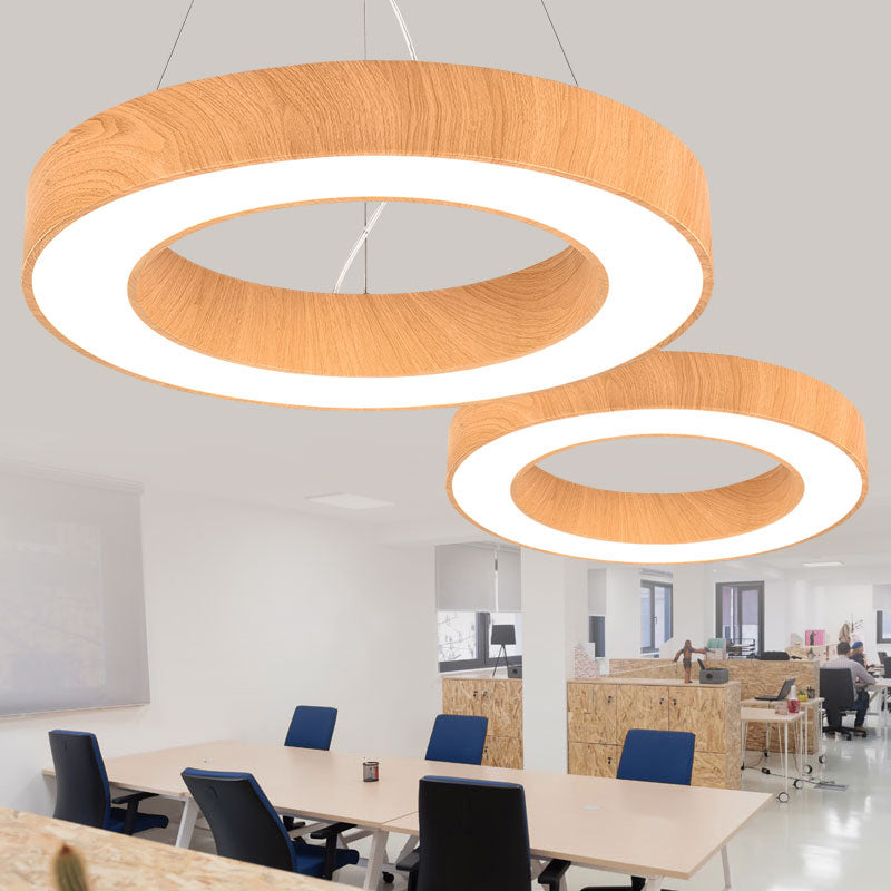 Suspension LED minimaliste pour salles de réunion : design circulaire en bois clair avec des accents métalliques