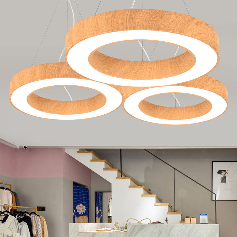 Suspension LED minimaliste pour salles de réunion : design circulaire en bois clair avec des accents métalliques