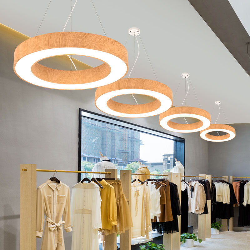 Suspension LED minimaliste pour salles de réunion : design circulaire en bois clair avec des accents métalliques