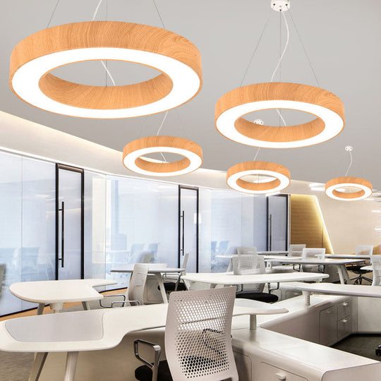 Suspension LED minimaliste pour salles de réunion : design circulaire en bois clair avec des accents métalliques