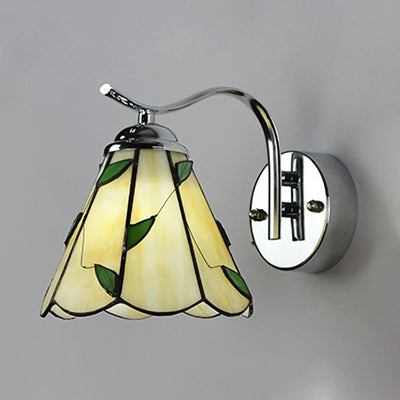 Country Stained Glass Wall Lamp: Scalloped Edged 1 Light White/Beige Bedside Fixture