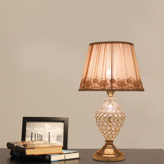 Greta - Lampe de table conique à 1 tête avec bordure en rose rurale Lampe de nuit en tissu plissé doré rural avec base en cristal