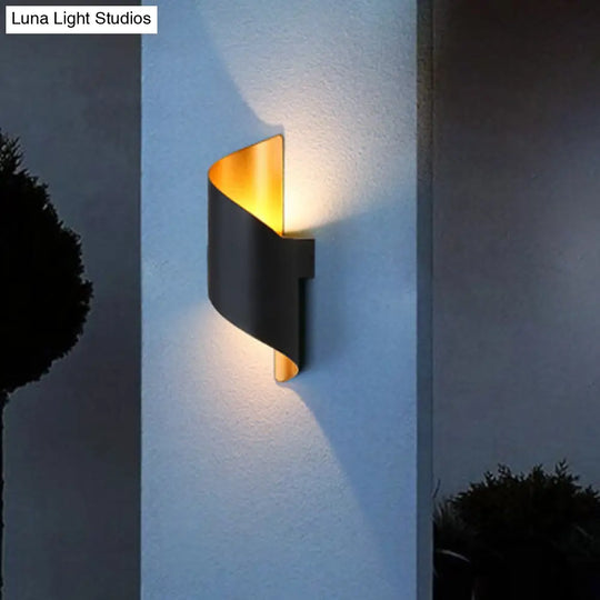 Aluminum Led Wall Sconce With Spiral Design & Gold Inner In Black/White