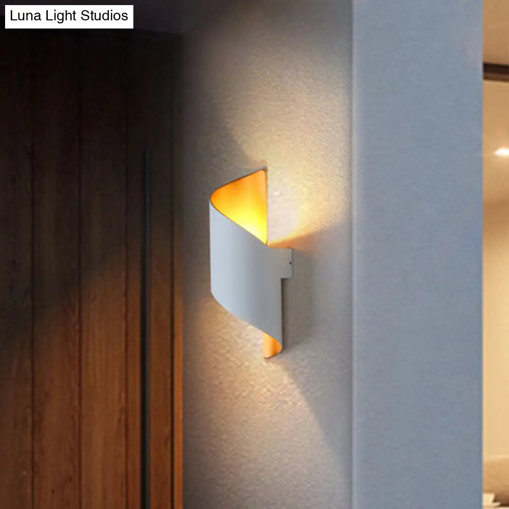 Aluminum Led Wall Sconce With Spiral Design & Gold Inner In Black/White