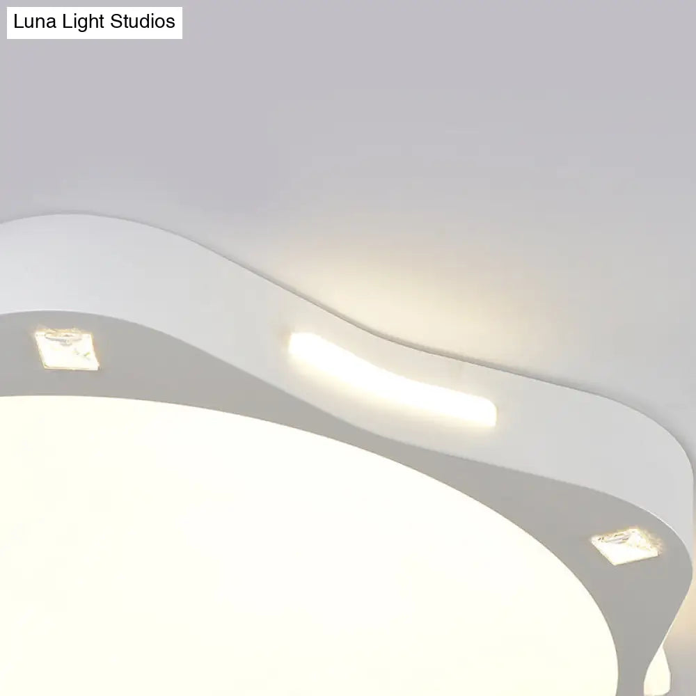 Contemporary Sun-Inspired Led Ceiling Lamp For Child Bedroom In Bright White Acrylic