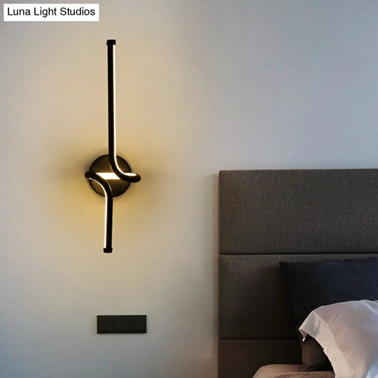 Minimalist Metallic Led Wall Sconce - Sleek Linear Bedside Lighting Fixture