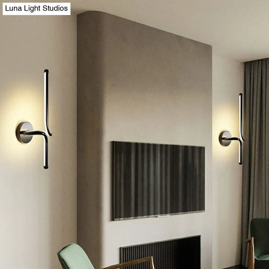 Minimalist Metallic Led Wall Sconce - Sleek Linear Bedside Lighting Fixture