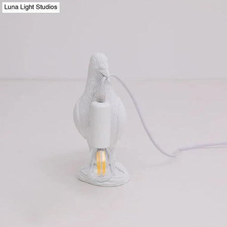 Nordic Style Bird Shaped Desk Light Resin Night Table Lamp In White/Black For Bedroom