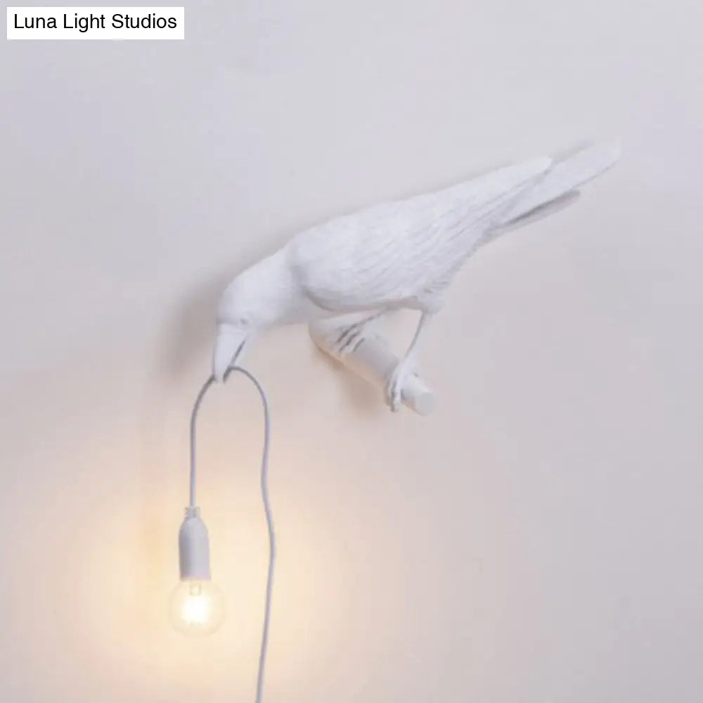 Raven Resin Wall Sconce: Artistic 1-Head Lamp With Exposed Bulb Design White / Right