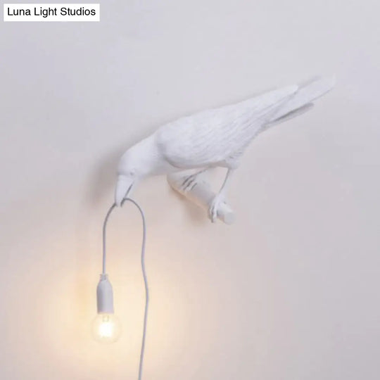 Raven Resin Wall Sconce: Artistic 1-Head Lamp With Exposed Bulb Design White / Right